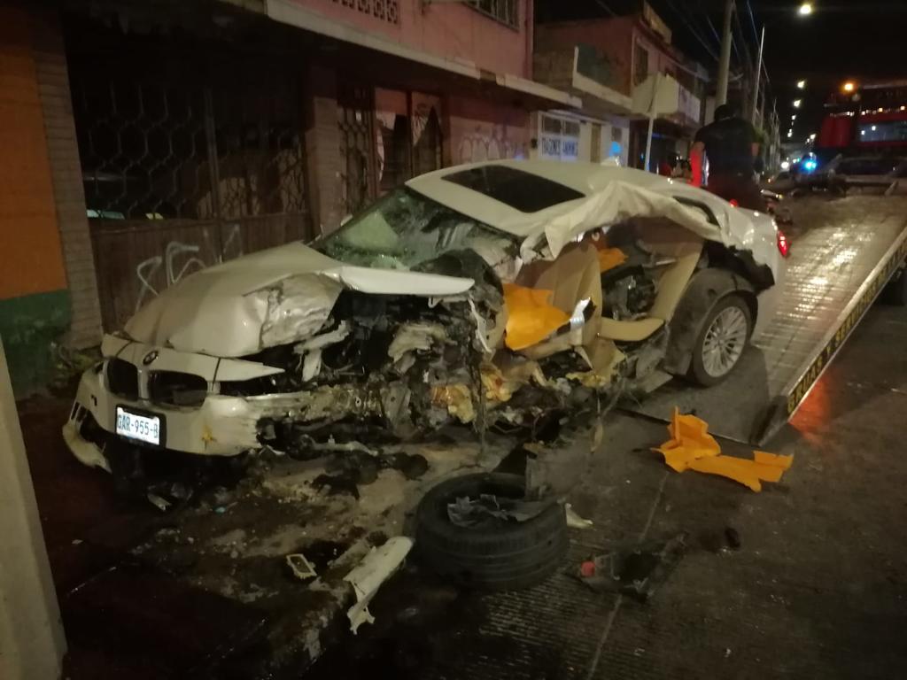 Conductora ebria en Torreón choca con muro de contención tras huir de un percance previo 