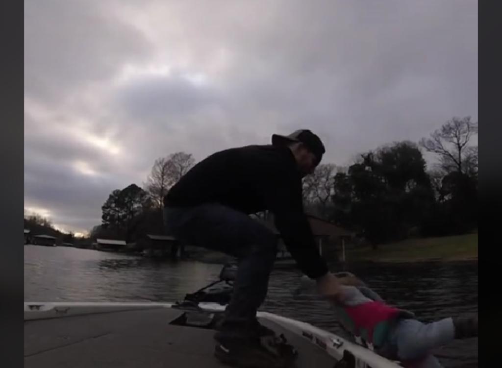 Video muestra el momento en que un padre salva a su hija de caer al agua