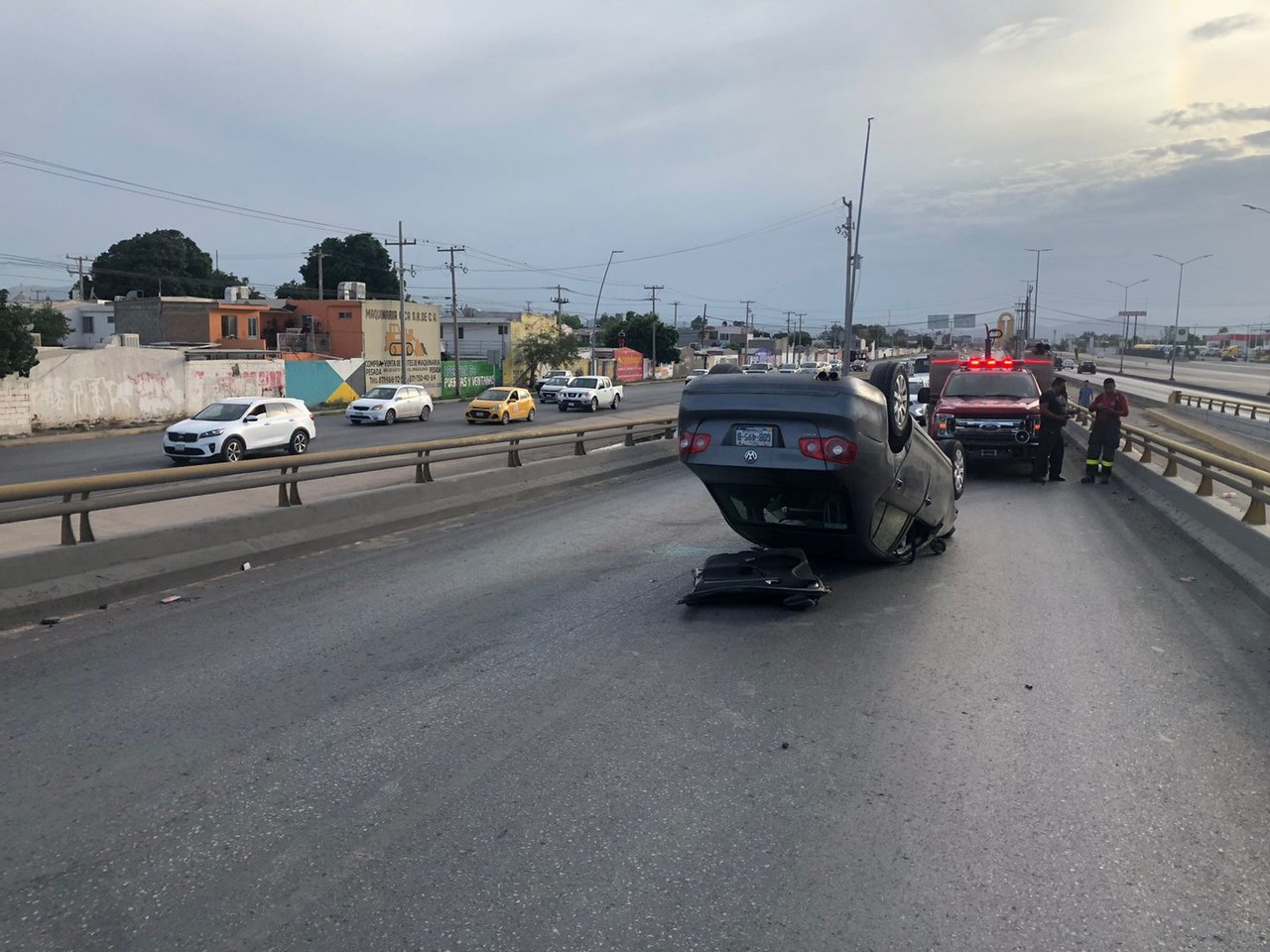 Conductor abandona su vehículo tras volcar en el puente Álamo de Torreón