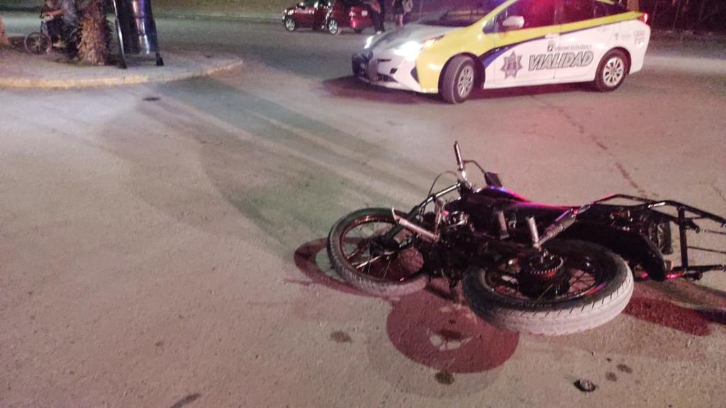 Motociclista resulta lesionado en Torreón tras impactarse contra vehículo que no respetó alto