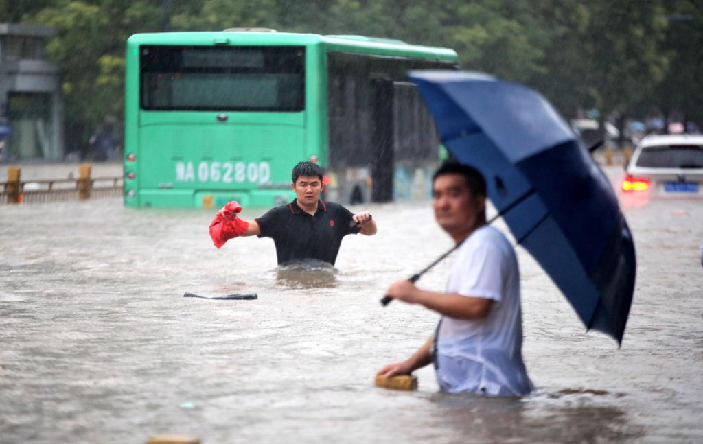 Hombre sobrevive tres días atrapado en un estacionamiento inundado en China