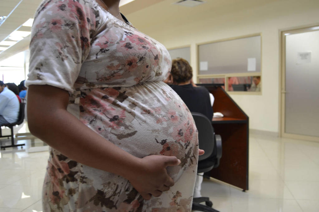 Mujeres embarazadas acuden a vacunarse contra el COVID en módulos de Piedras Negras