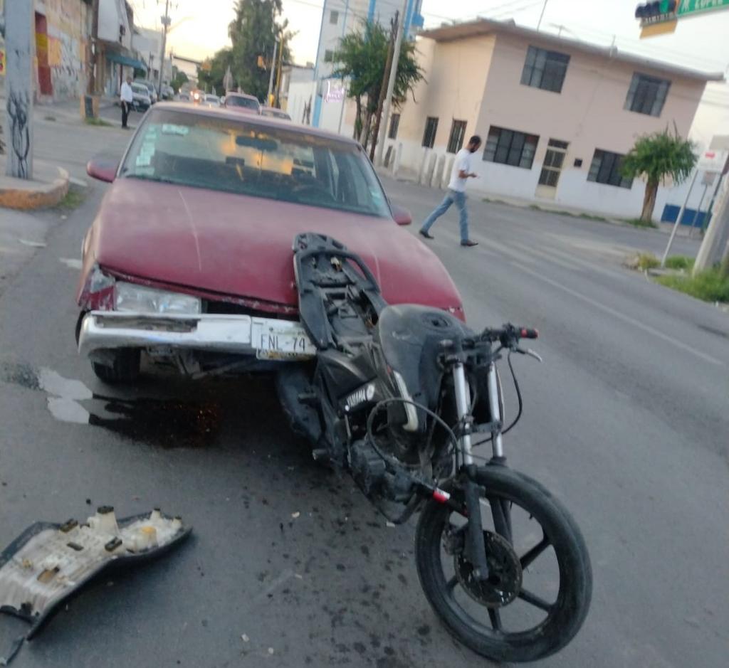 Conductor ebrio choca por alcance contra motociclista en Torreón