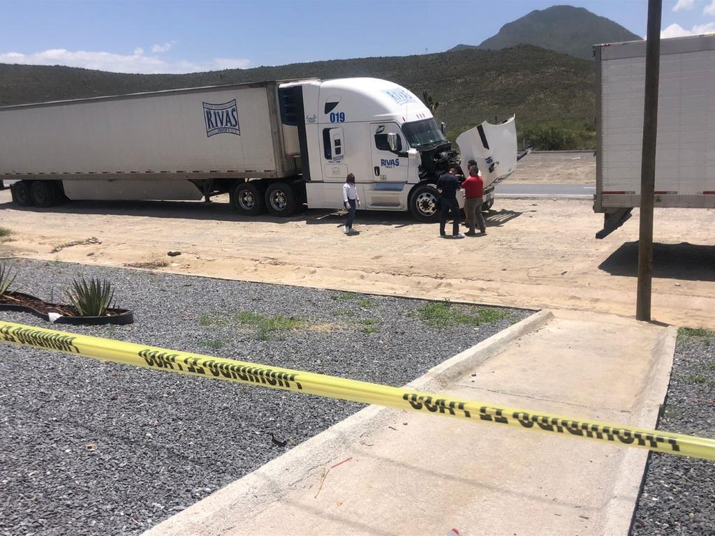 Conductor de tráiler muere por aparente infarto en la carretera Torreón-Saltillo