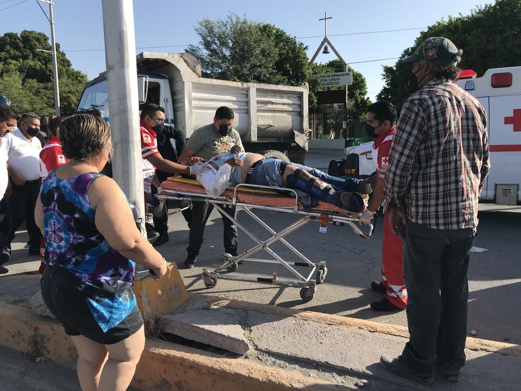 Motociclista resulta gravemente lesionado tras chocar con camión de volteo en Torreón