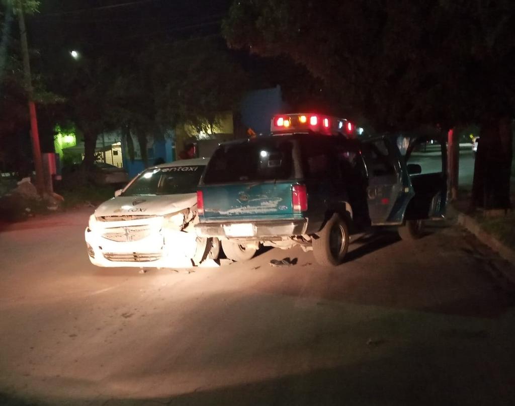 Taxista invade carril y provoca accidente vial en Torreón; hay cuatro lesionados
