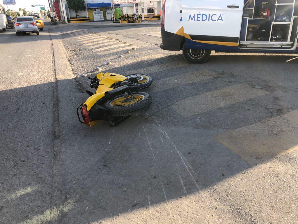 Motociclista no respeta alto en la colonia Las Magdalenas de Torreón y provoca accidente