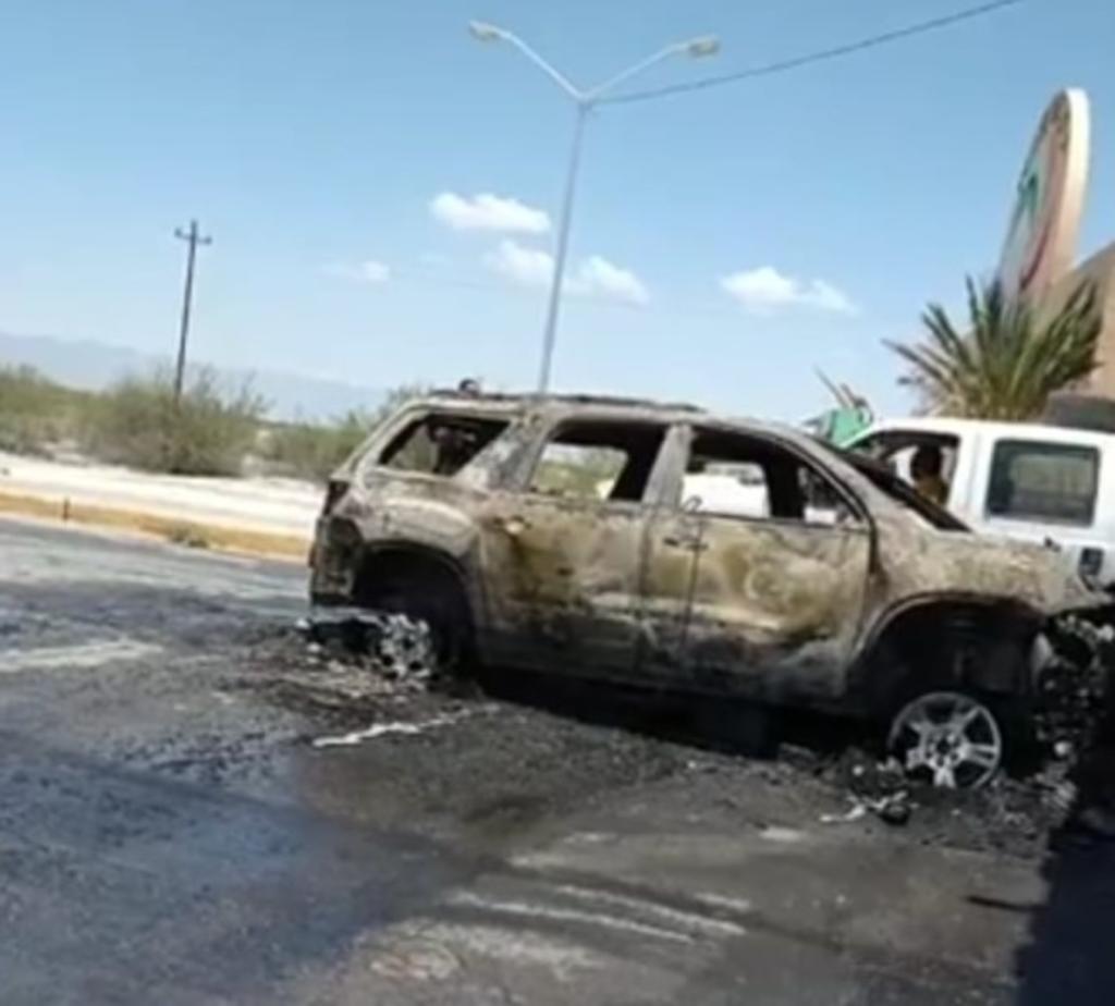 Camioneta se incendia tras choque en Viesca; el conductor resultó lesionado