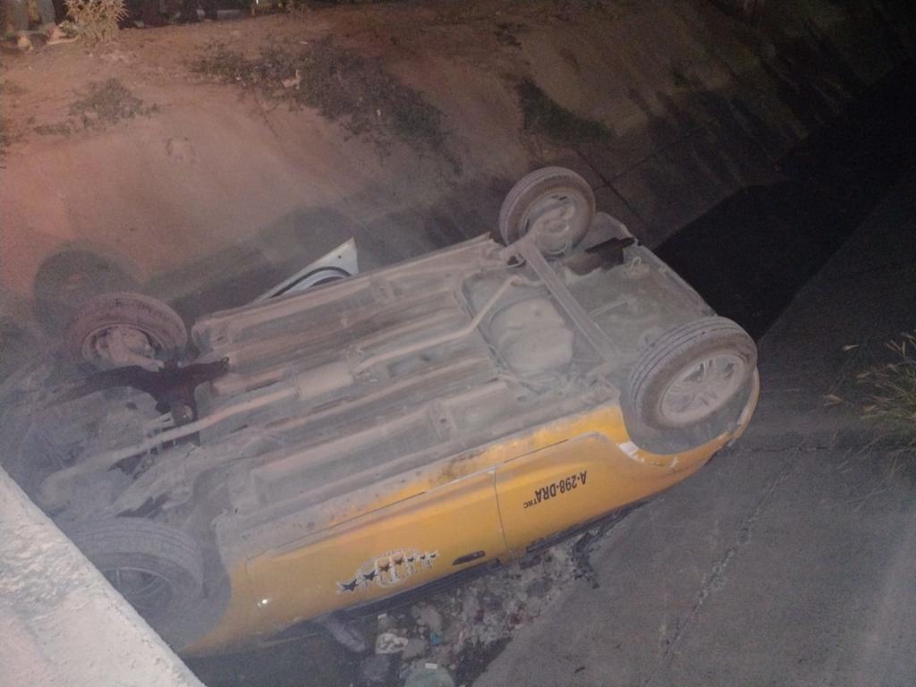 Taxi termina volcado dentro de canal de riego en Villas San Agustín de Torreón