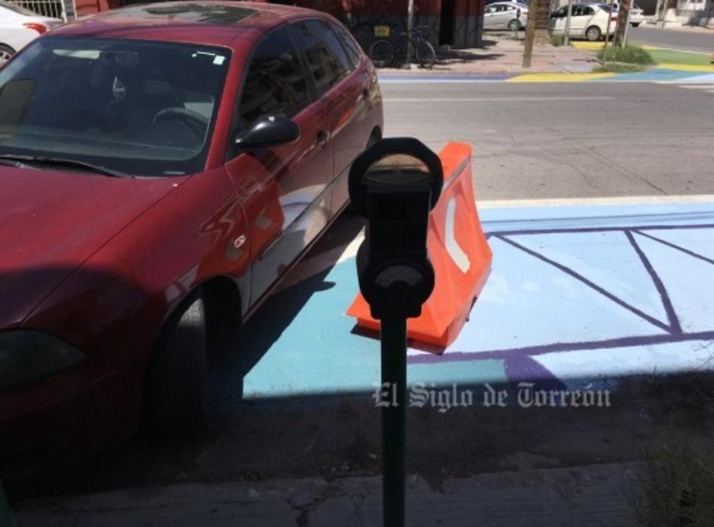 Arte en orejas peatonales de Torreón es 'bloqueado' por conductores y parquímetros