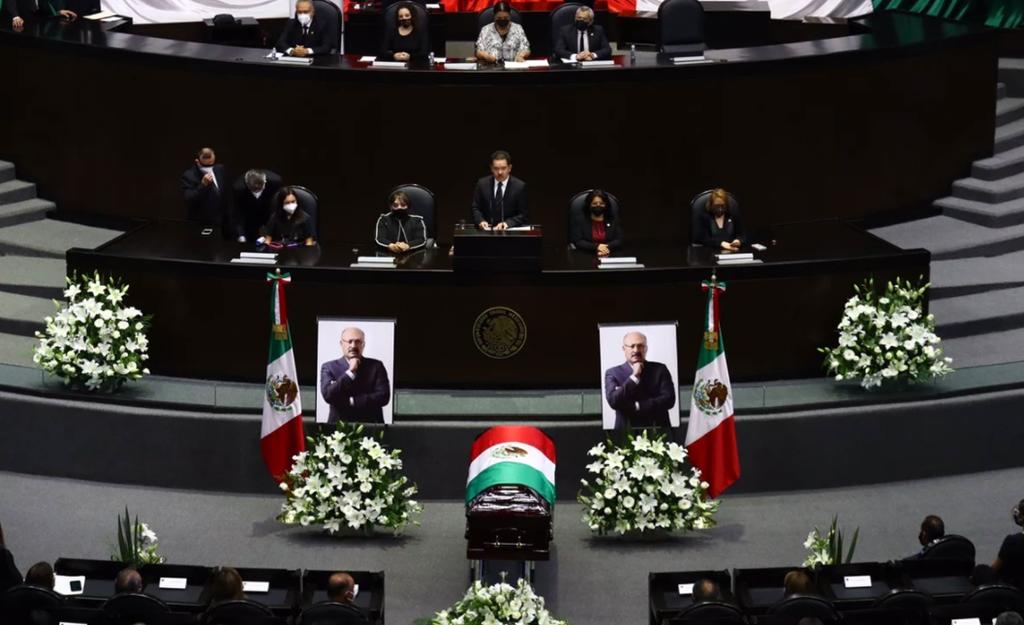 Realizan homenaje de cuerpo presente a René Juárez Cisneros en la Cámara de Diputados