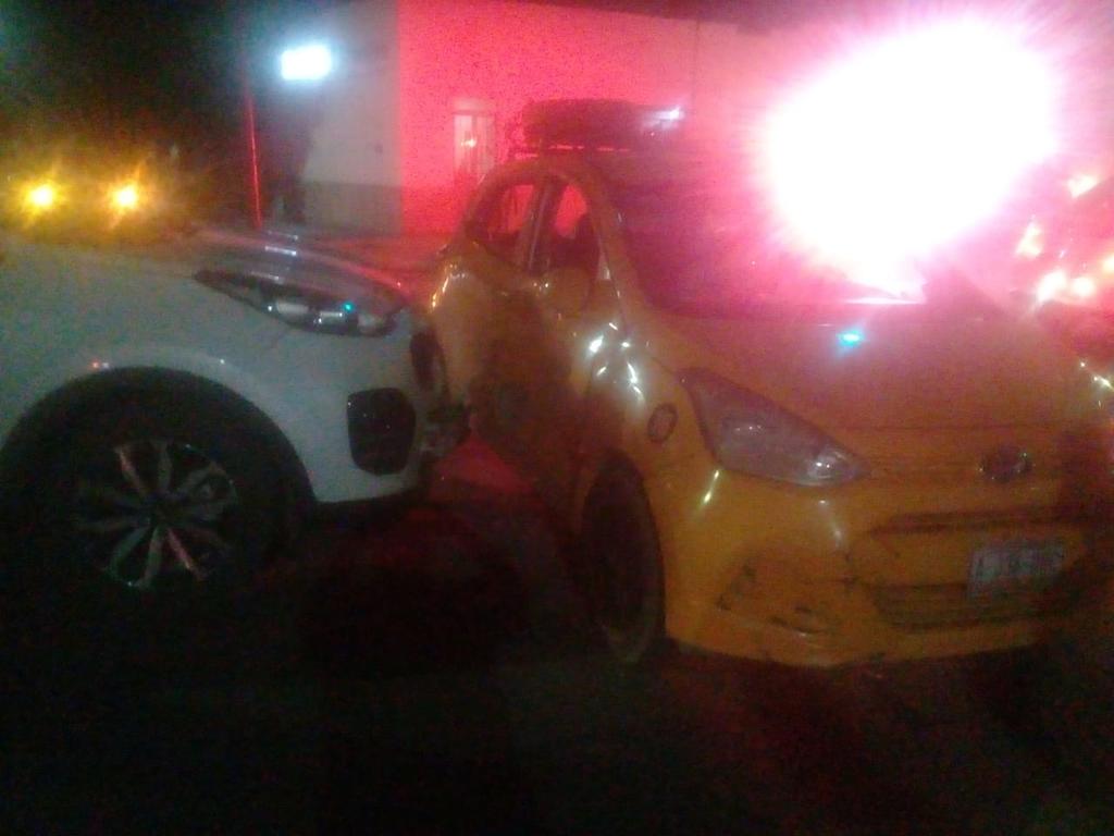 Taxi en Torreón se pasa el alto por presunta emergencia médica y provoca accidente