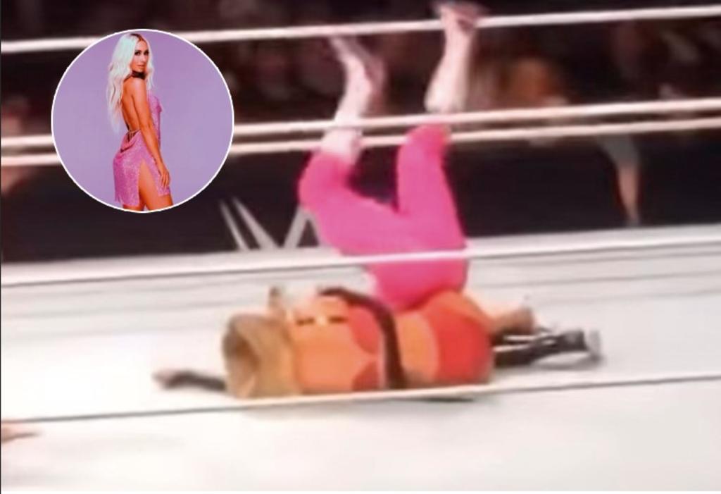 Carmella pierde sostén durante encuentro en la WWE y continúa pelea