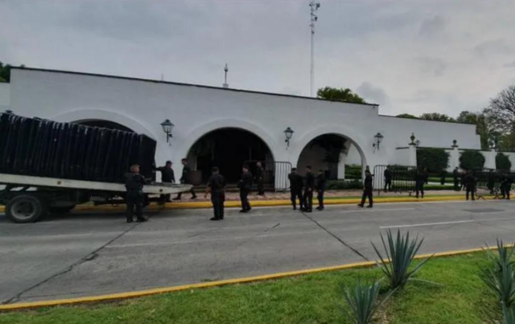 Debido a un brote de COVID-19 en Casa Jalisco as áreas de oficina y de logística permanecerán cerradas