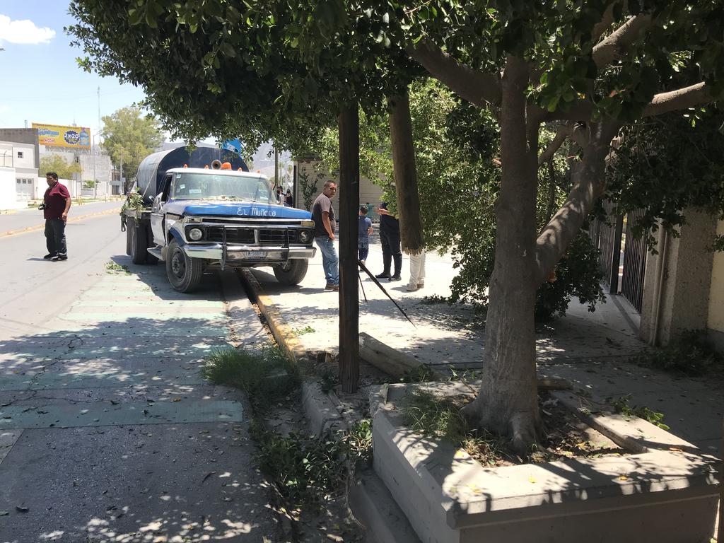 Vehículo de transporte de agua derriba un poste de madera en Torreón
