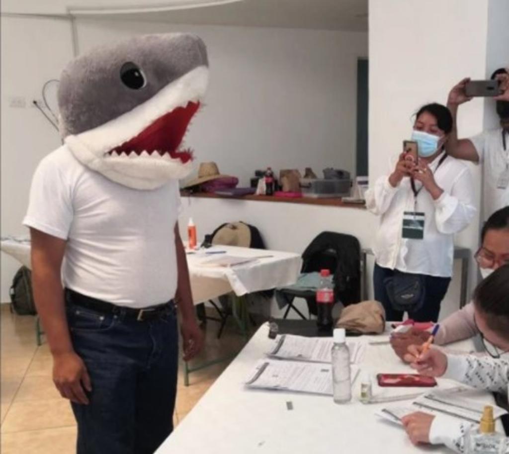Millennial acude con máscara de tiburón a vacunación antiCOVID en Puebla