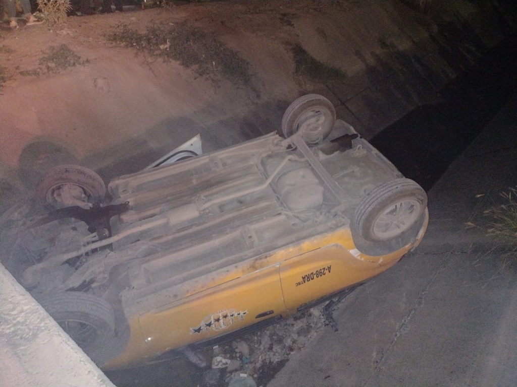 Vuelca vehículo en canal de riego en el fraccionamiento Villas San Agustín de Torreón