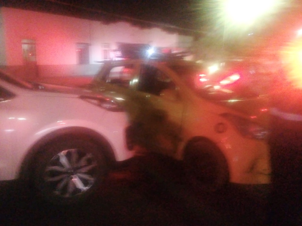 Taxi se pasa el rojo y provoca accidente en la zona Centro de Torreón