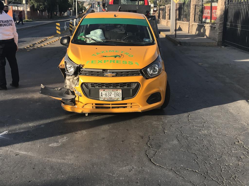 Vuelca taxi tras chocar contra retroexcavadora frente a la colonia Miguel Alemán de Torreón