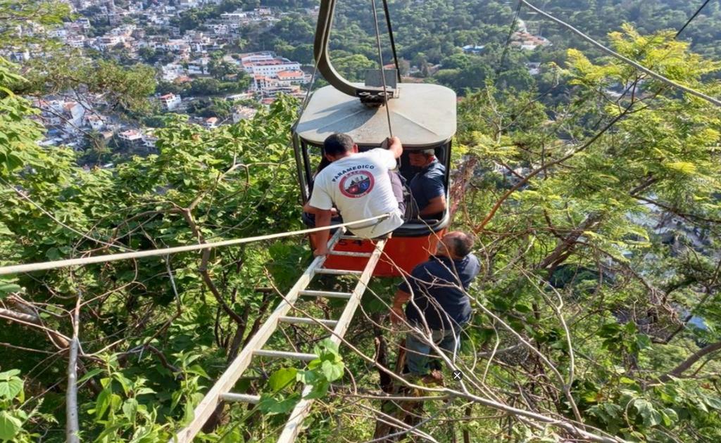 Se revienta cable de teleférico en Taxco; 9 turistas quedan varados