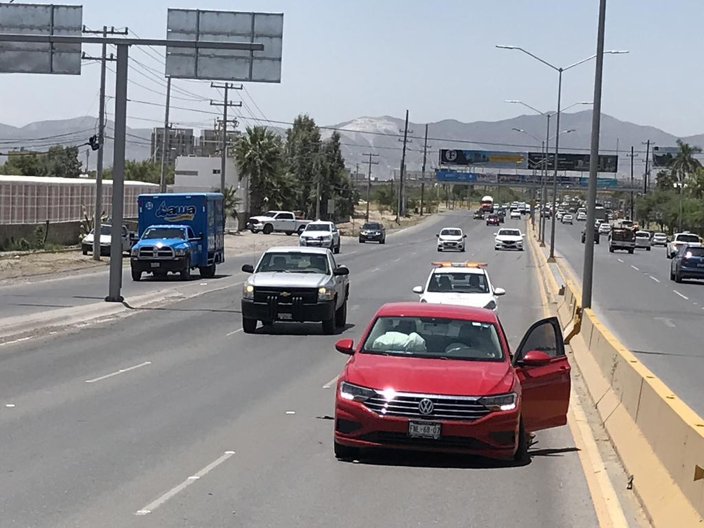 Conductor se impacta contra muro de contención en la autopista Torreón-San Pedro