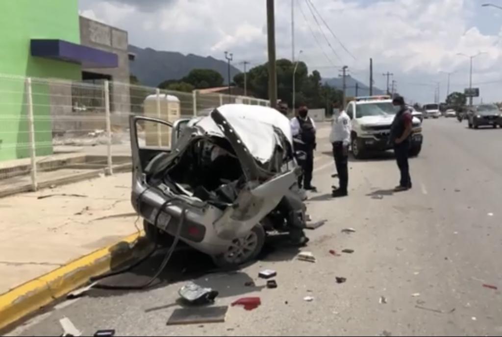 Hombre destroza su auto por conducir a exceso de velocidad en Saltillo