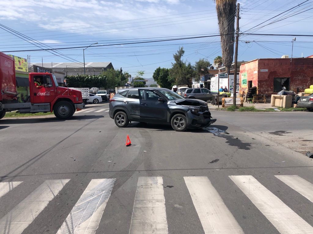 Choque en la zona Centro de Torreón deja daños por más de 100 mil pesos