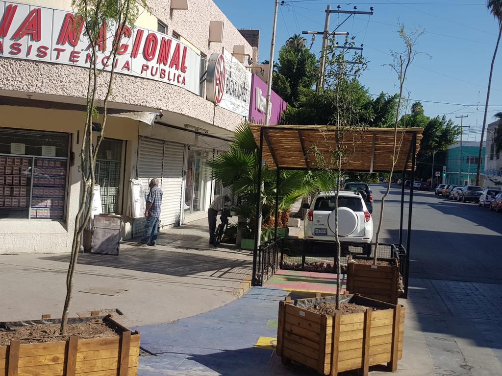 Van por aumento del área peatonal en Torreón y colocan sombras en cruceros piloto de 'Vive tu Acera'
