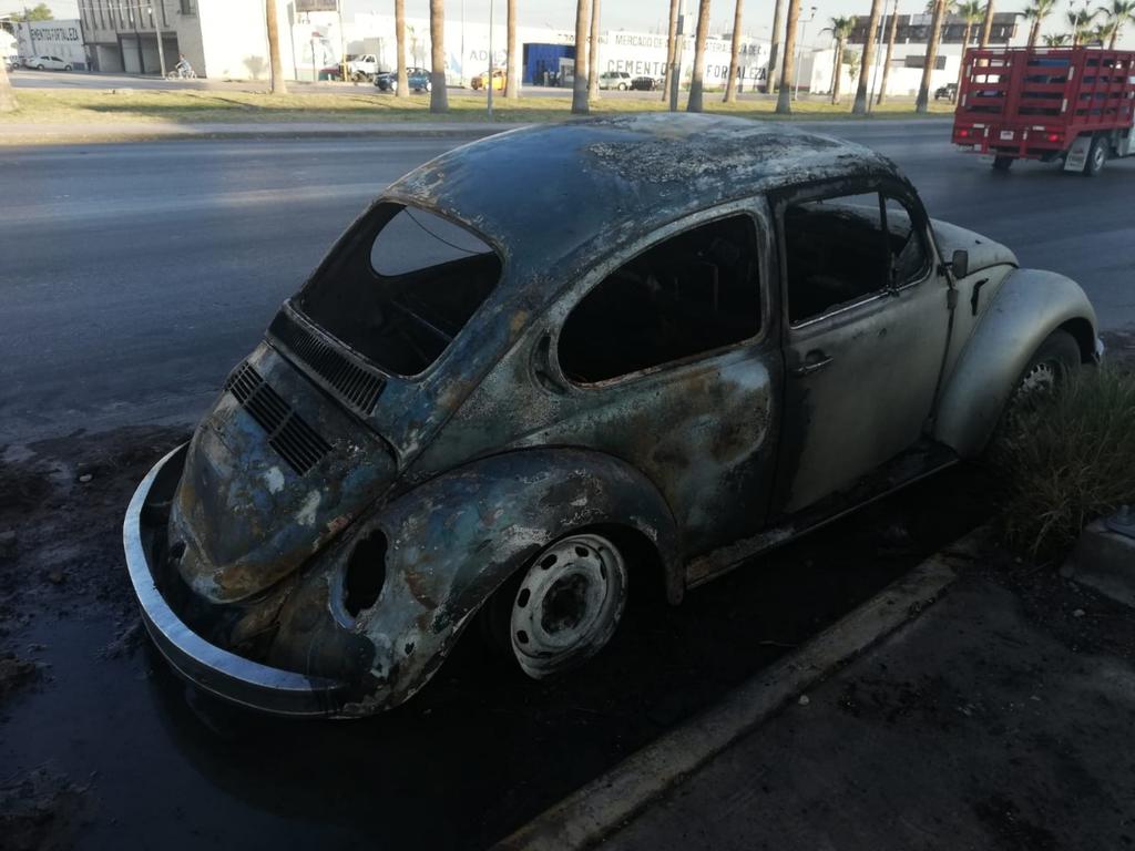 'Vocho' se incendia en el periférico de Torreón