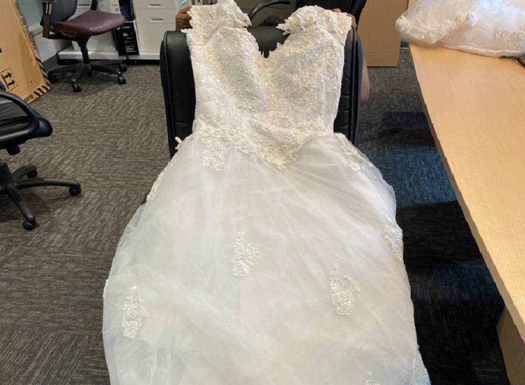 Policía de Texas busca al dueño de un vestido de novia extraviado en la carretera