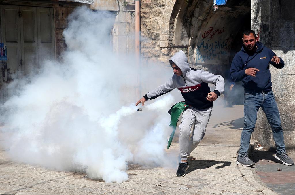 Un palestino muere por disparos israelíes durante una protesta en Cisjordania
