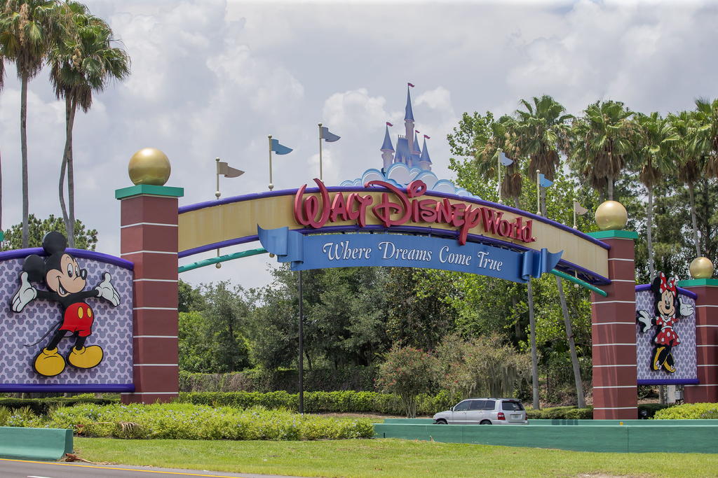 Disney anuncia que volverá a ser obligatorio el uso de mascarillas en sus parques de Orlando