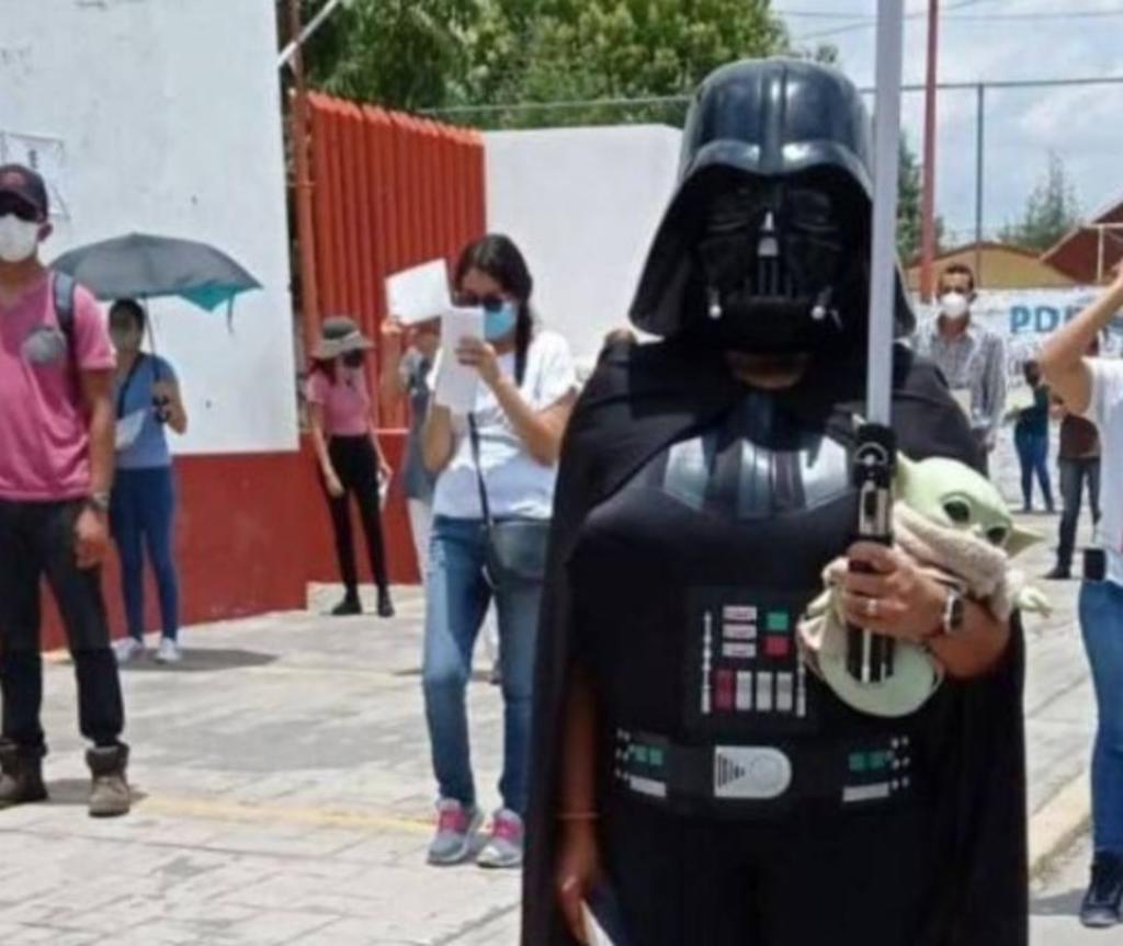 'Darth Vader' acude a aplicarse la vacuna contra el COVID en Puebla