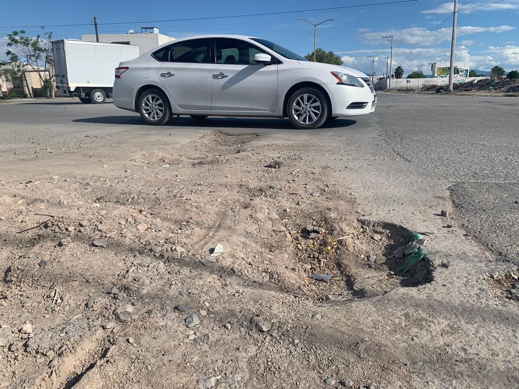 Habitantes reclaman por pavimento en mal estado al oriente de Torreón