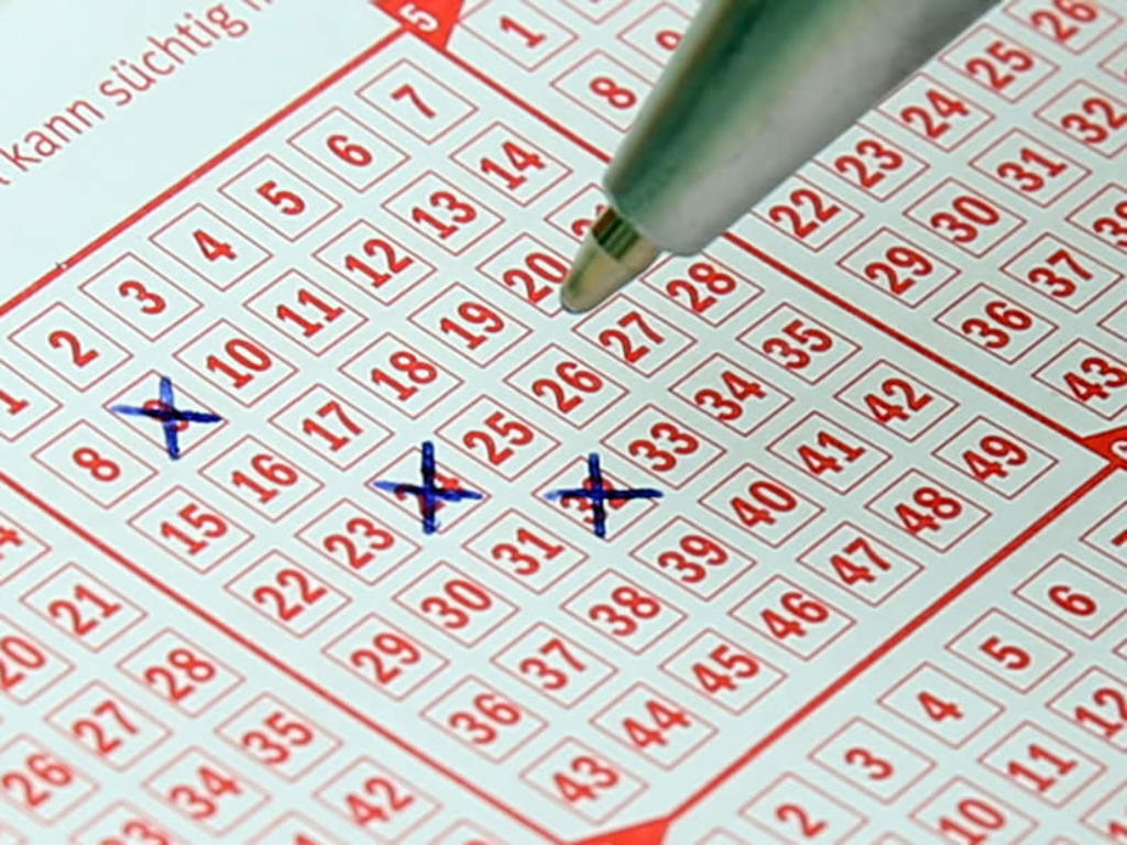 Mujer pasó seis semanas con un billete ganador de lotería en su bolso
