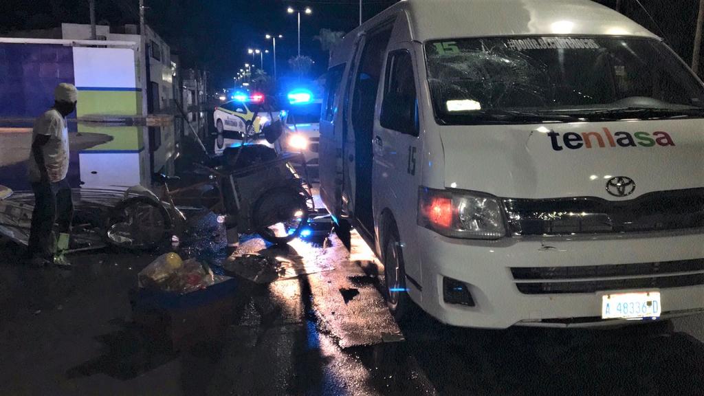 Camioneta impacta a triciclo en la colonia Campestre La Rosita de Torreón; un sexagenario resulta lesionado