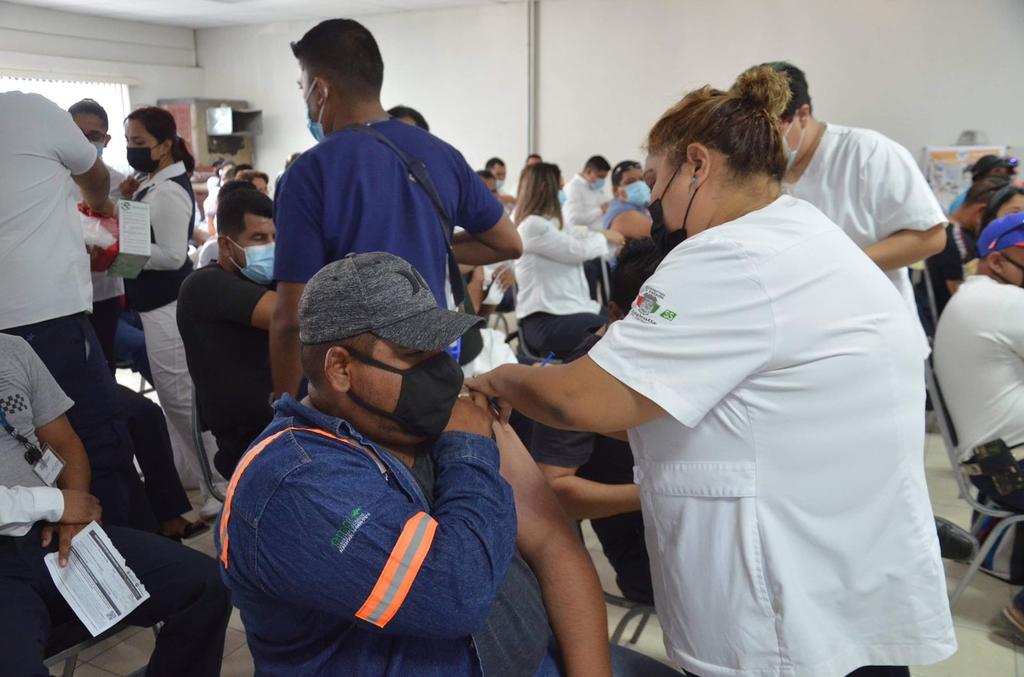 Contra COVID, vacunan a personal de Simas en Monclova