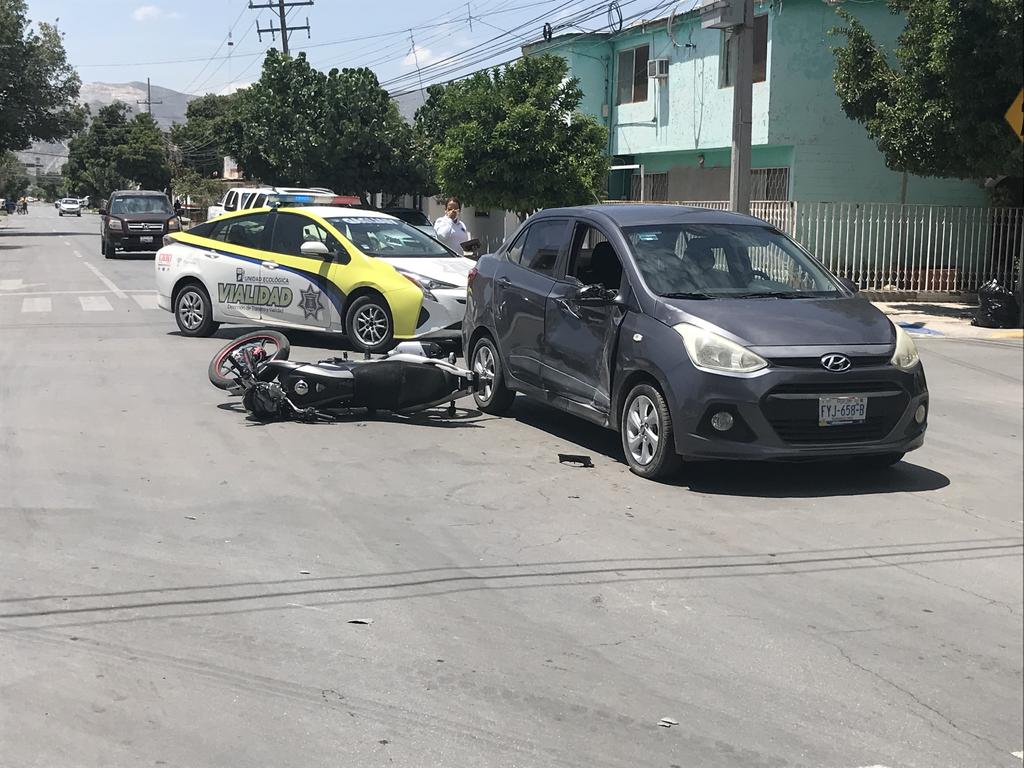Motociclista se impacta contra vehículo en la zona Centro de Torreón y termina lesionado