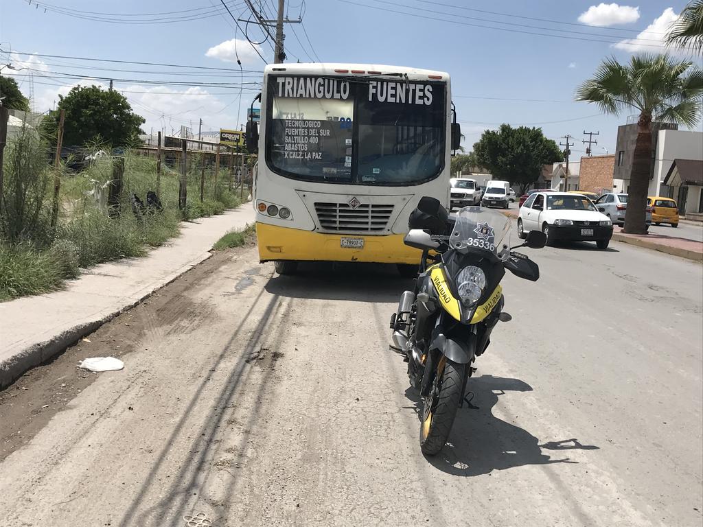 Autobús impacta a pareja en motocicleta frente a al colonia Fuentes del Sur en Torreón