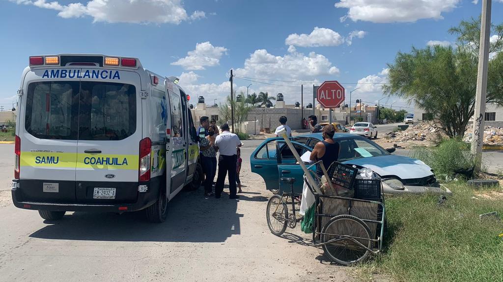 Taxi y vehículo particular chocan al oriente de Torreón