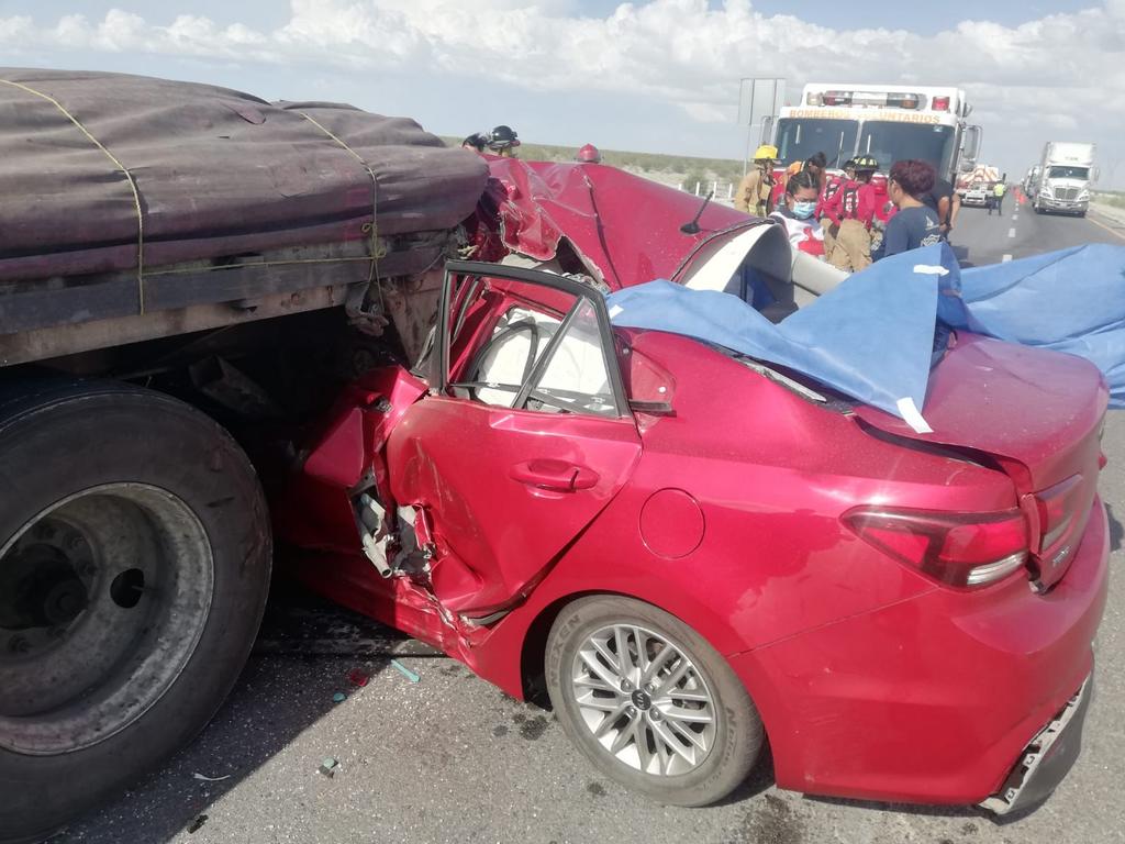 Pareja muere tras impactarse con tráiler en la carretera Saltillo-Torreón