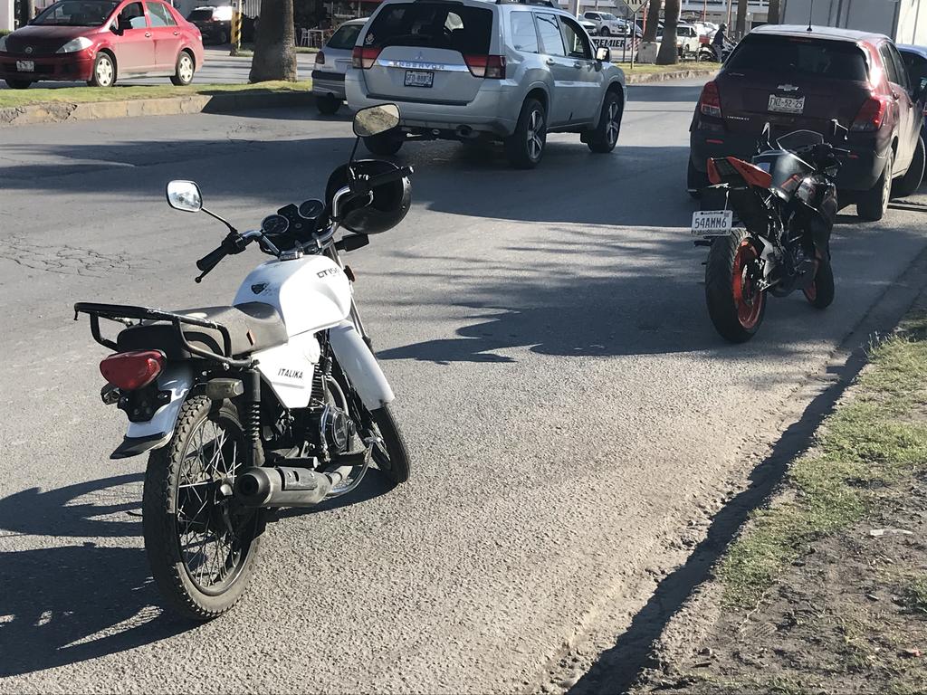 Chocan dos motociclistas frente a la colonia Villas de la Hacienda de Torreón; hay un lesionado