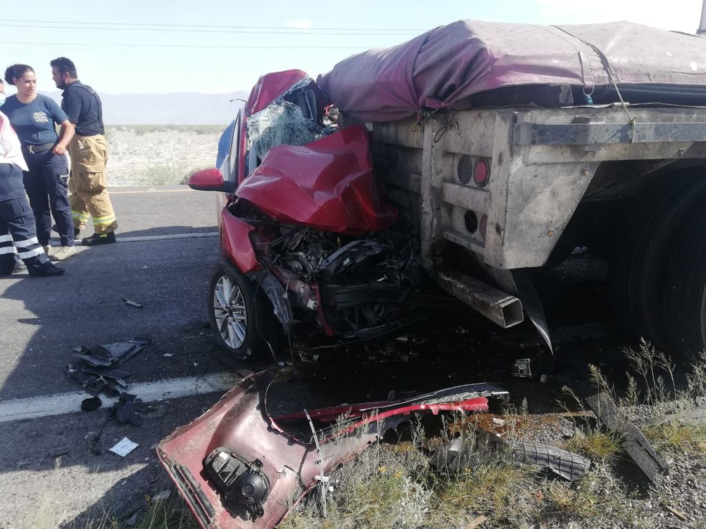 Muere pareja tras impactarse con tráiler en la carretera Saltillo-Torreón