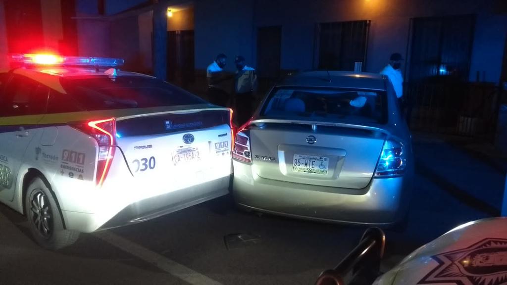 Conductor ebrio choca con una finca y una patrulla de Vialidad en Torreón