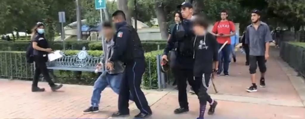 Dos jóvenes son detenidos al portar arma blanca y narcóticos en Alameda Zaragoza de Saltillo