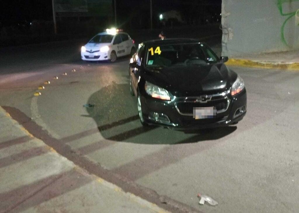 Vehículo es abandonado tras chocar contra camellón en la parte baja del puente El Campesino en Torreón