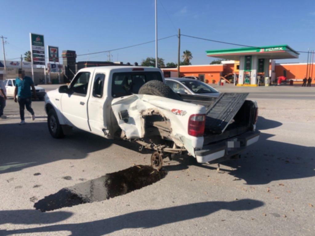 Camioneta brinca el camellón y choca contra otra unidad en Torreón