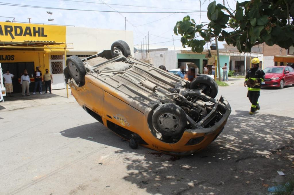 Taxista sufre amputación parcial de dedos tras volcadura en Torreón