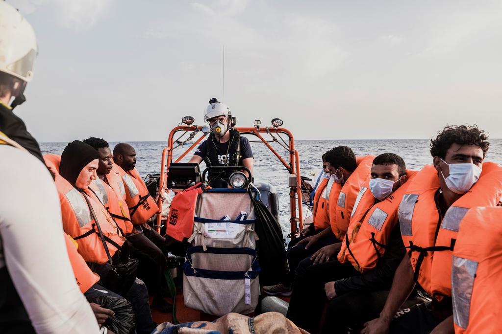 Más de 800 migrantes esperan un puerto en Europa a bordo de dos barcos de una ONG