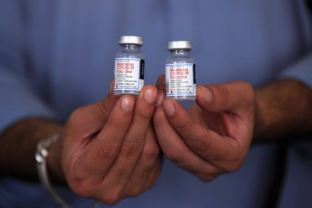 Farmacéuticas Pfizer y Moderna elevan precio de vacunas contra COVID
